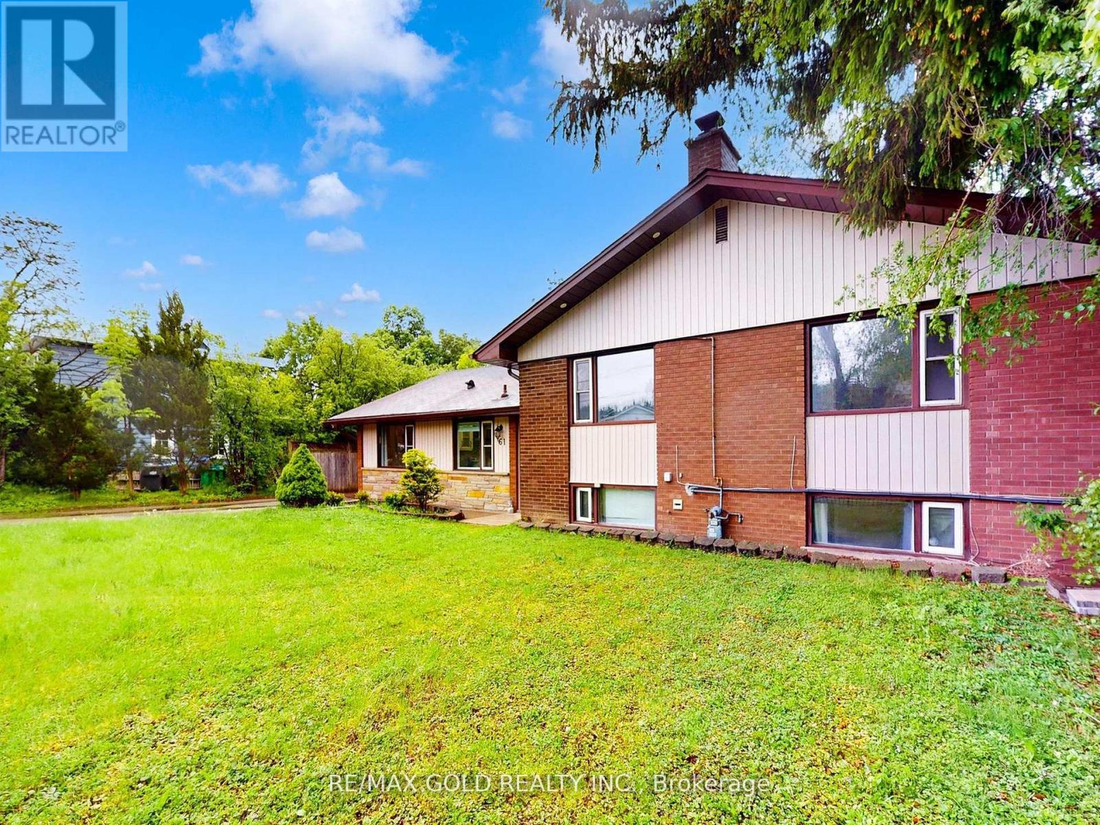 61 Centre Street N, Brampton, Ontario  L6V 1T1 - Photo 3 - W12357032