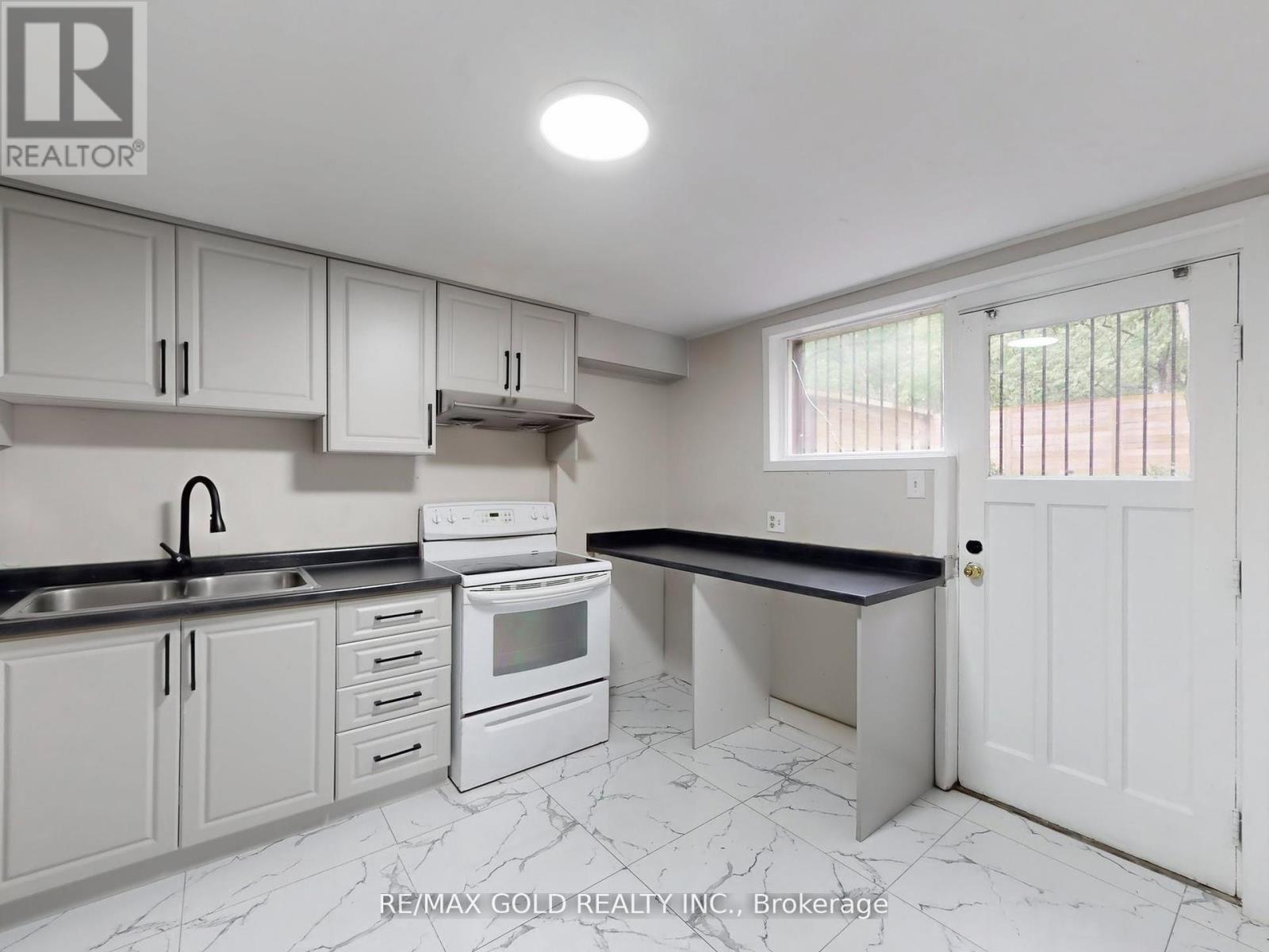 61 Centre Street N, Brampton, Ontario  L6V 1T1 - Photo 33 - W12357032