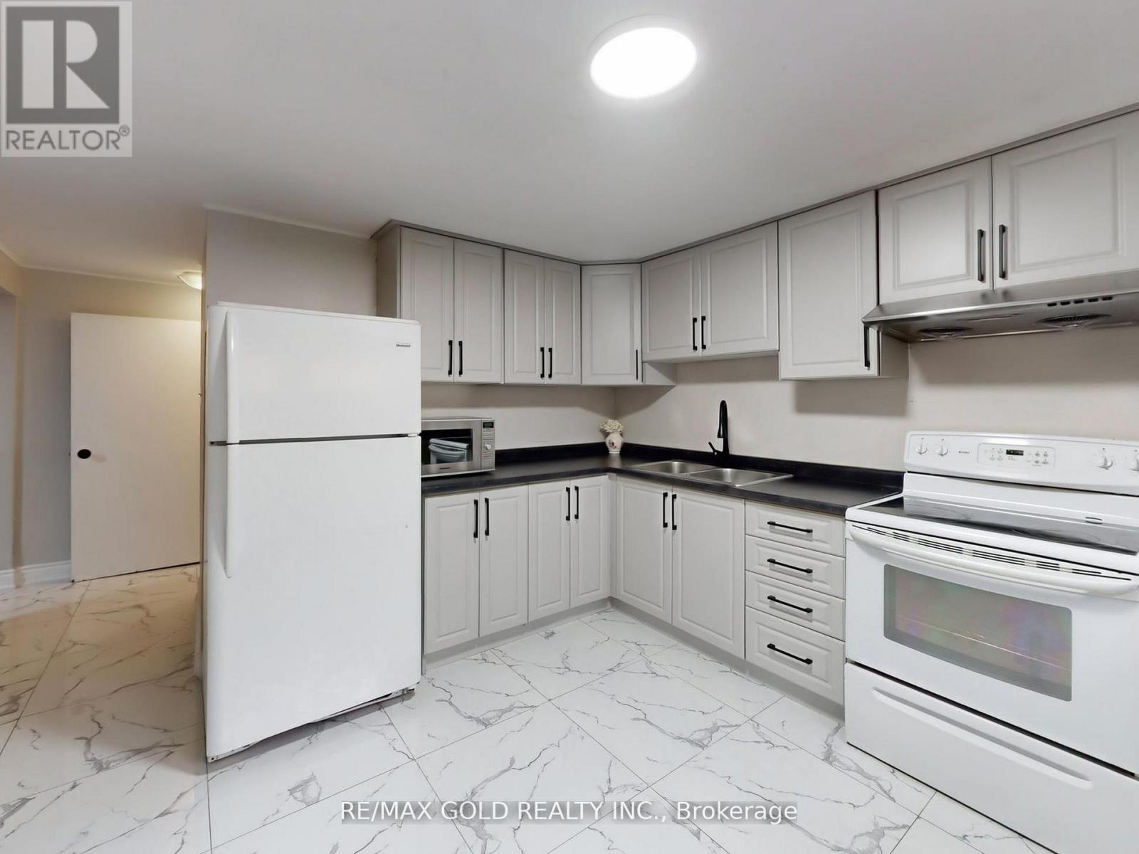 61 Centre Street N, Brampton, Ontario  L6V 1T1 - Photo 34 - W12357032