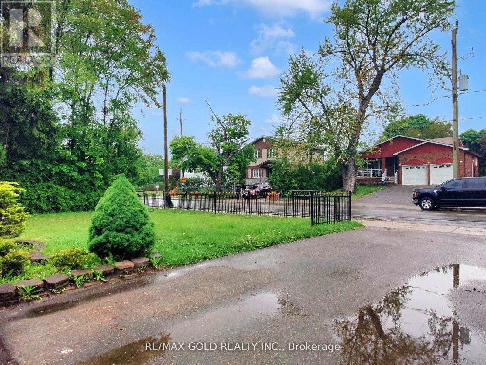 61 Centre Street N, Brampton, Ontario  L6V 1T1 - Photo 4 - W12357032