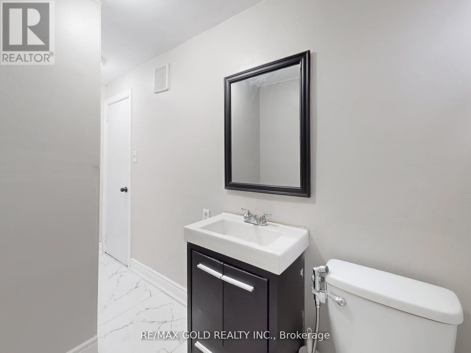 61 Centre Street N, Brampton, Ontario  L6V 1T1 - Photo 41 - W12357032
