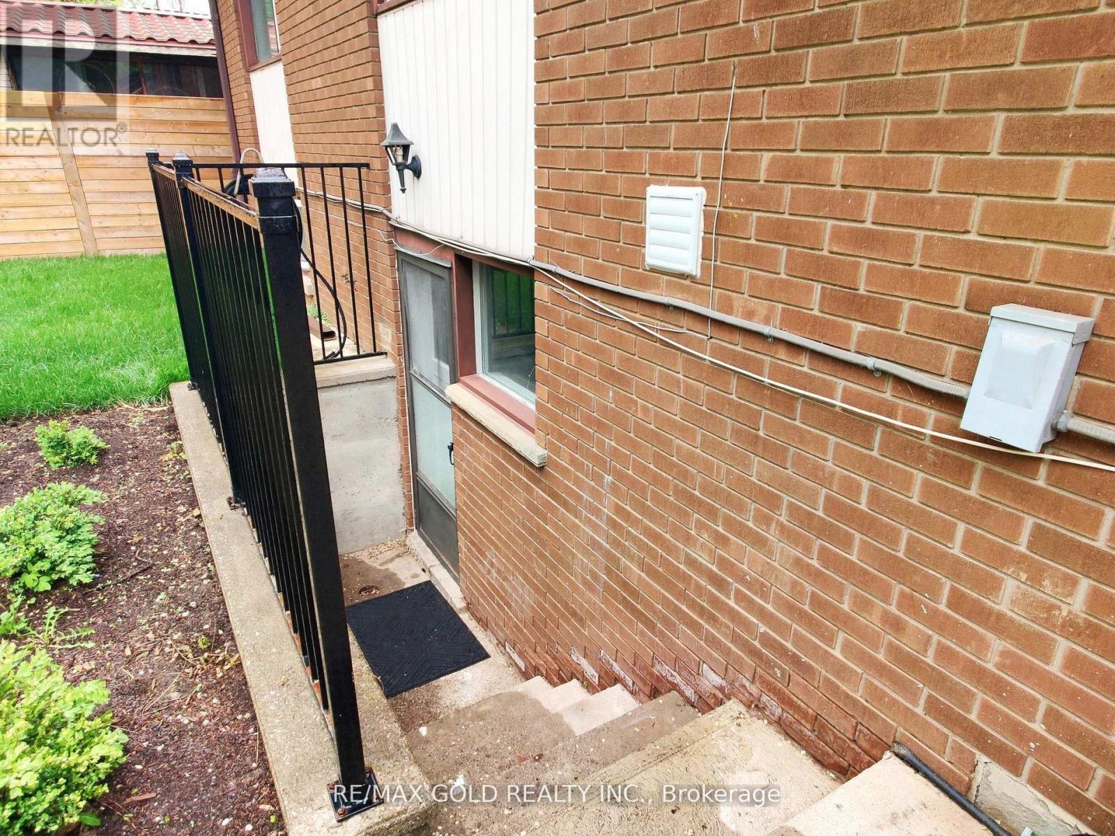 61 Centre Street N, Brampton, Ontario  L6V 1T1 - Photo 49 - W12357032
