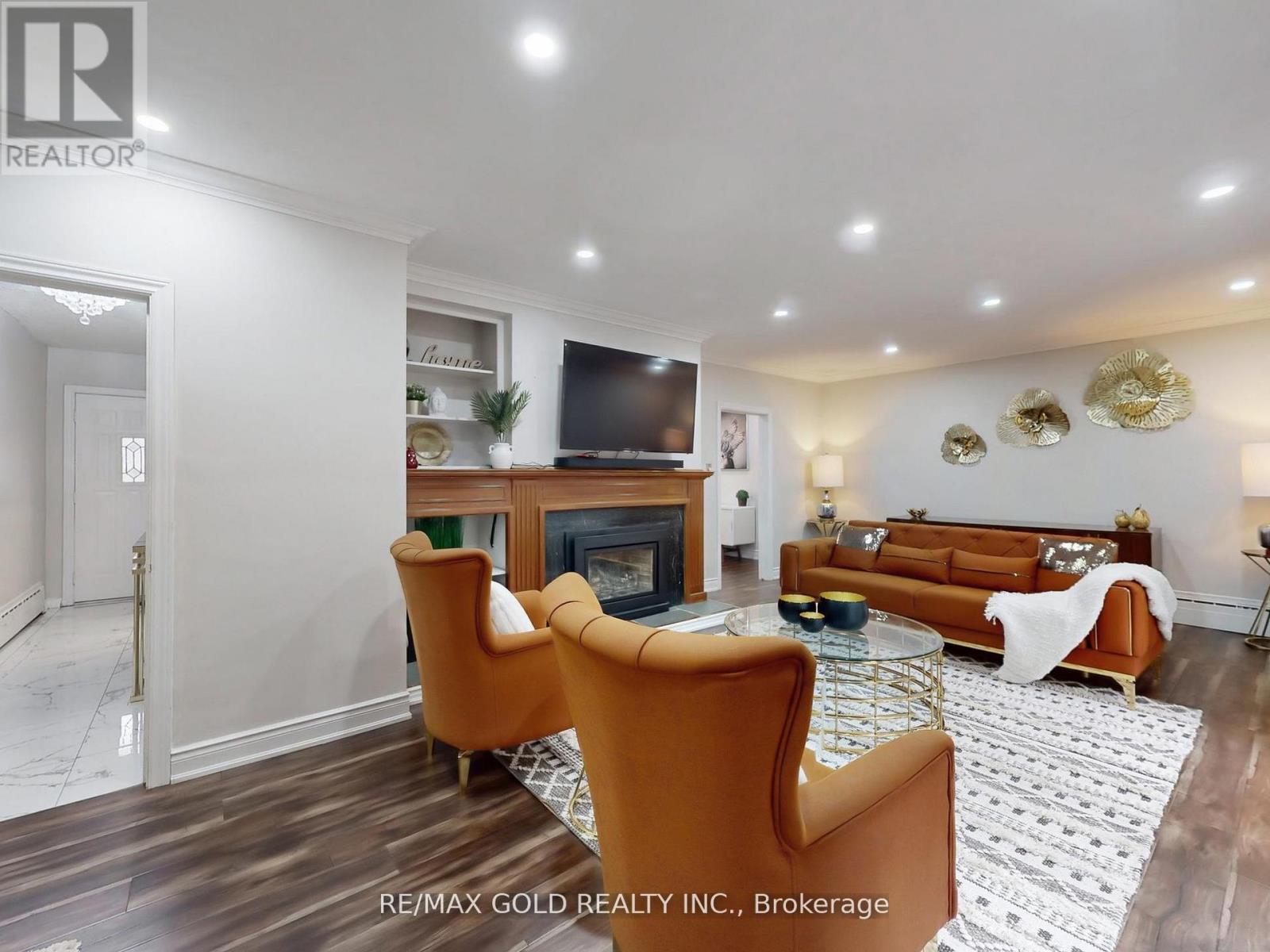 61 Centre Street N, Brampton, Ontario  L6V 1T1 - Photo 6 - W12357032