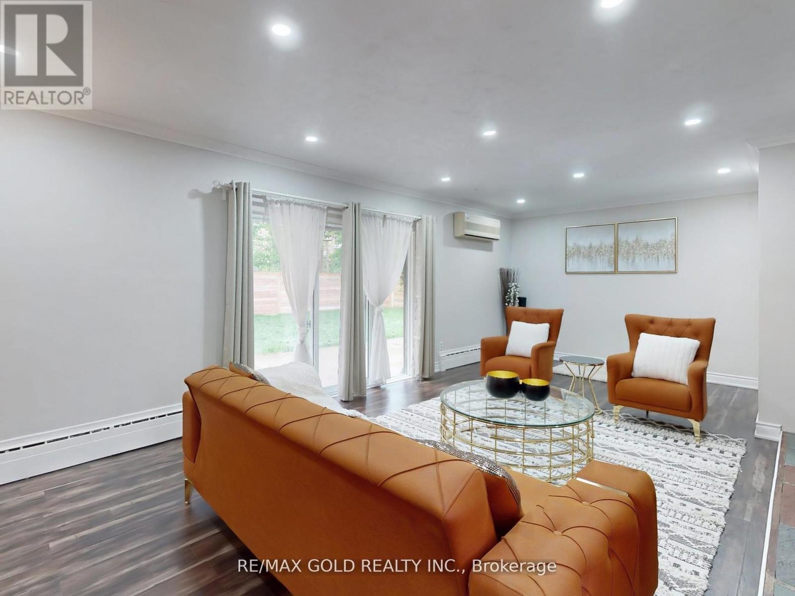 61 Centre Street N, Brampton, Ontario  L6V 1T1 - Photo 8 - W12357032