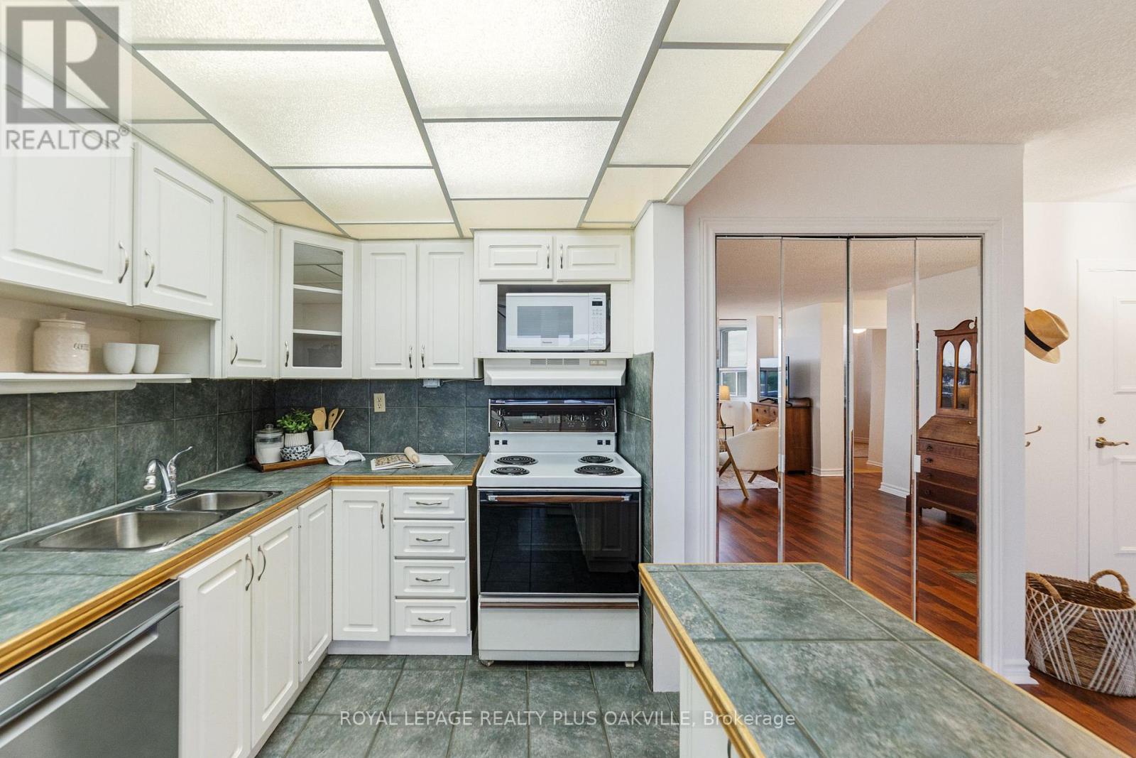 508 - 2263 Marine Drive, Oakville, Ontario  L6L 5K1 - Photo 10 - W12357081