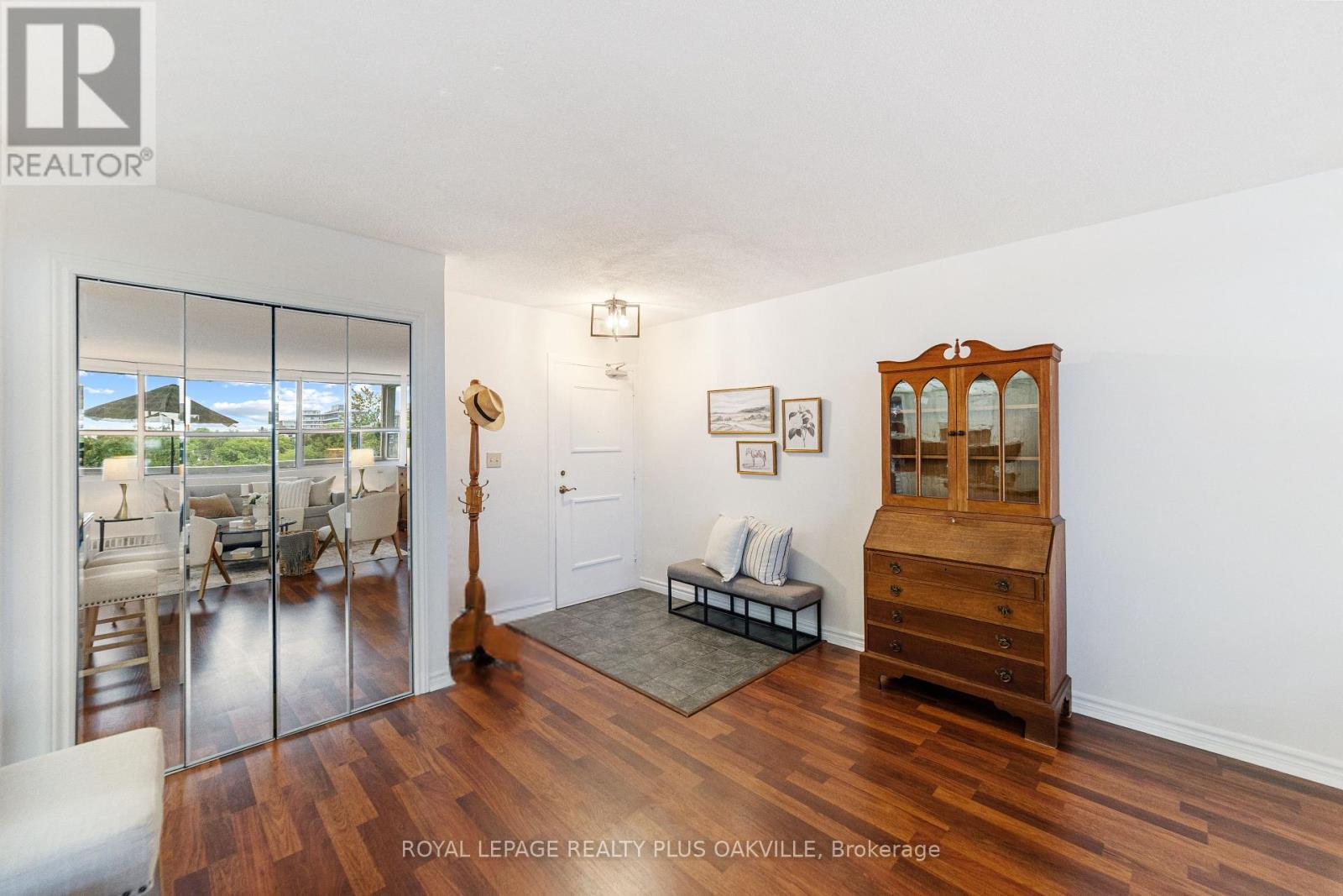 508 - 2263 Marine Drive, Oakville, Ontario  L6L 5K1 - Photo 4 - W12357081