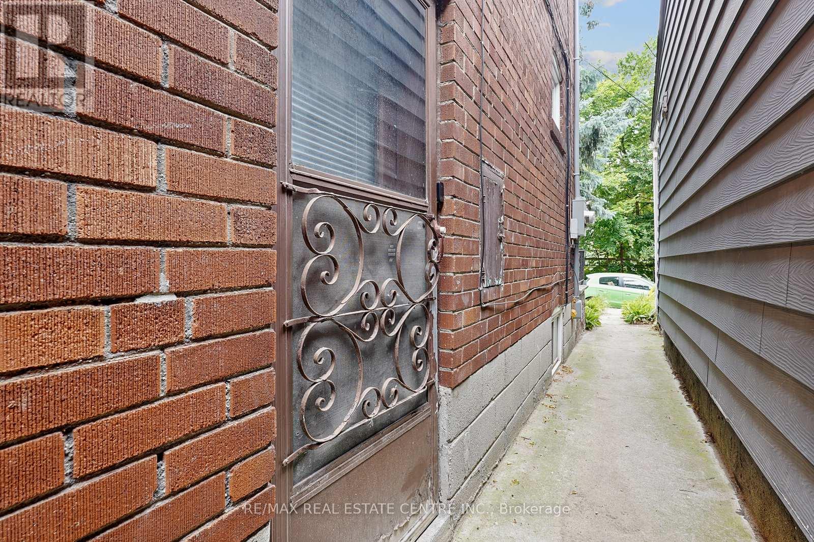 Lower - 482 Rhodes Avenue, Toronto, Ontario  M4L 3A5 - Photo 25 - E12357181
