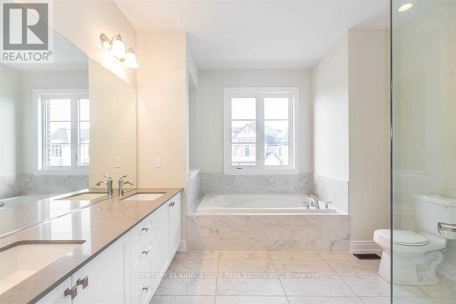 102 Giardina Crescent, Richmond Hill, Ontario  L4B 0G2 - Photo 12 - N12357154