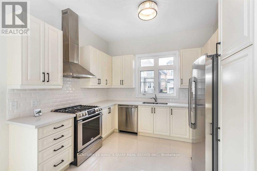 102 Giardina Crescent, Richmond Hill, Ontario  L4B 0G2 - Photo 6 - N12357154