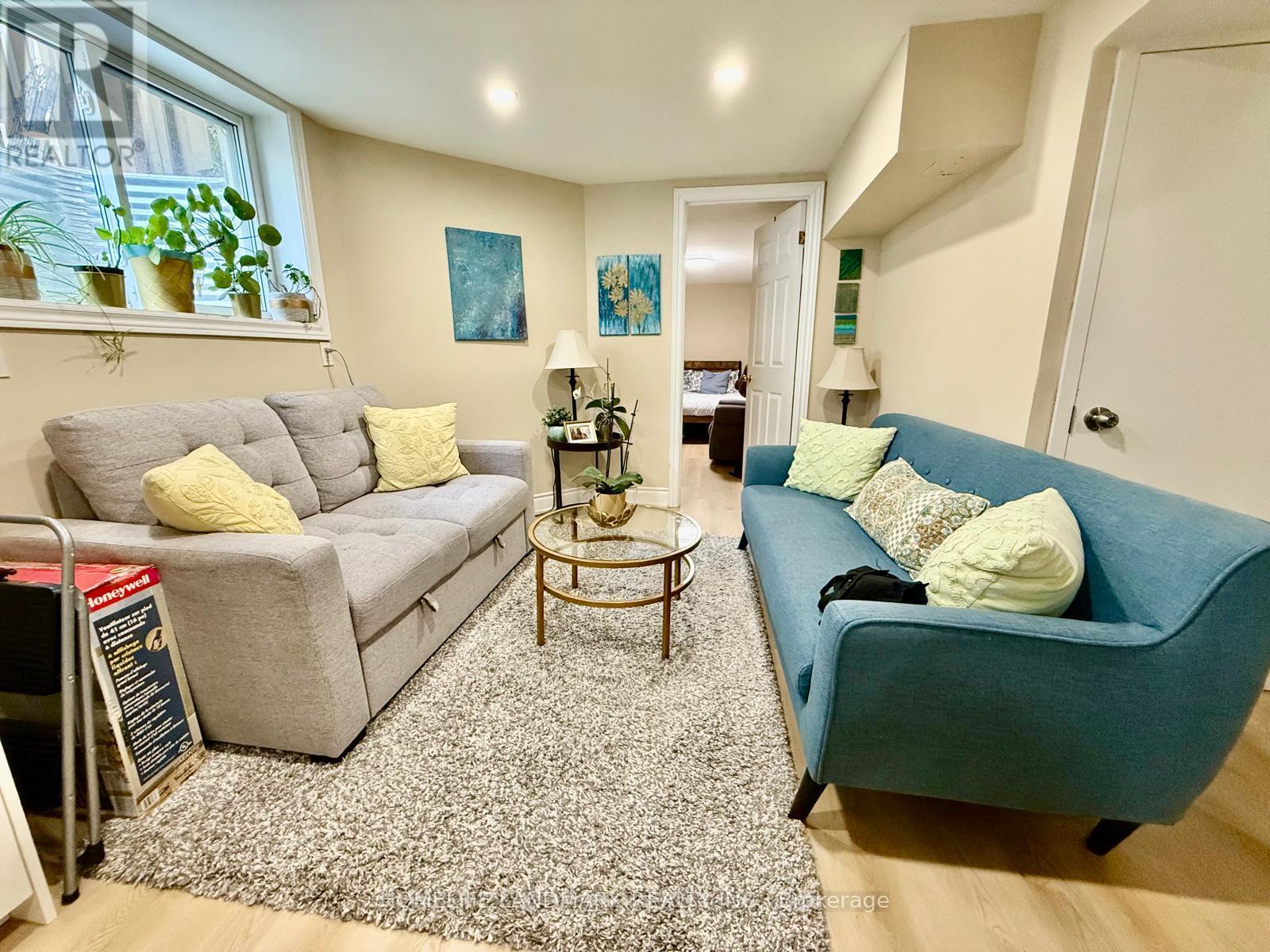 30 Colleen Street, Vaughan (Crestwood-Springfarm-Yorkhill), Ontario  L4J 5G9 - Photo 4 - N12357168