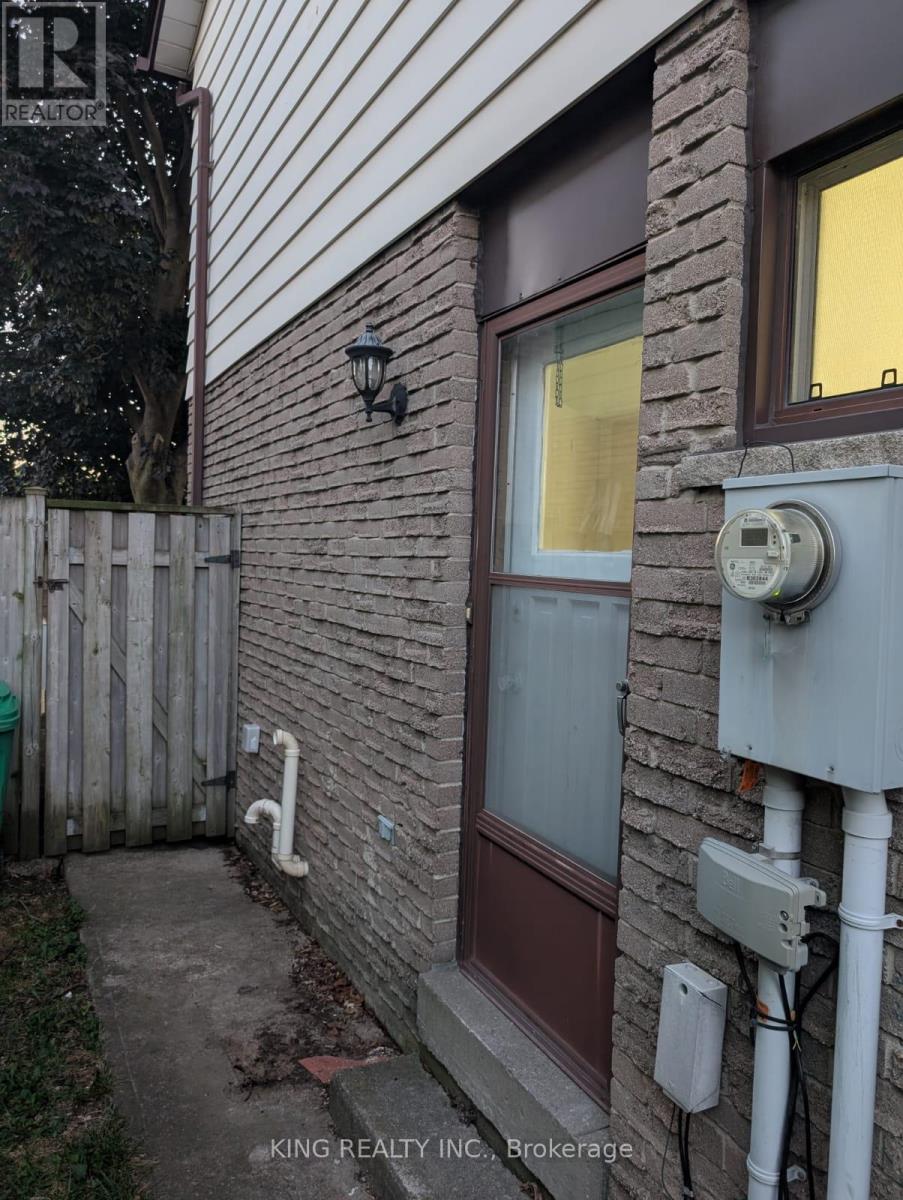 16 Wimbledon Court, Brampton (Brampton North), Ontario  L6V 2S4 - Photo 41 - W12356073