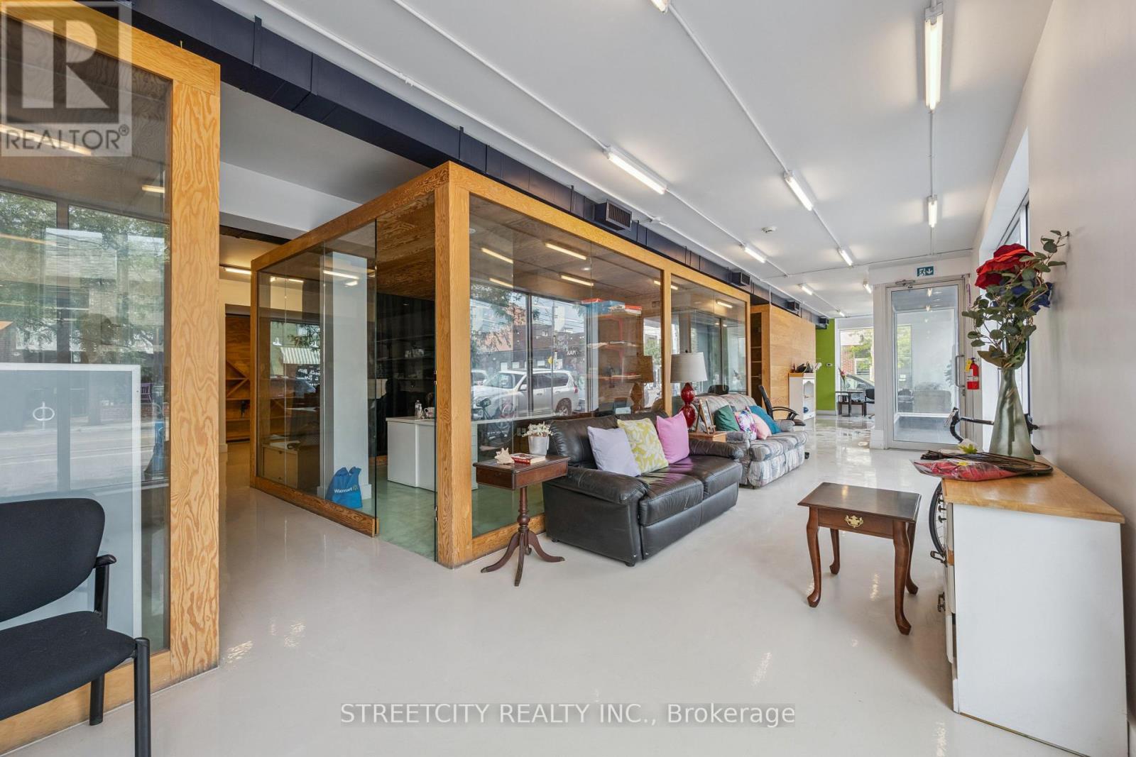 837 Dundas Street W, Toronto (Trinity-Bellwoods), Ontario  M6J 1V4 - Photo 3 - C12357395