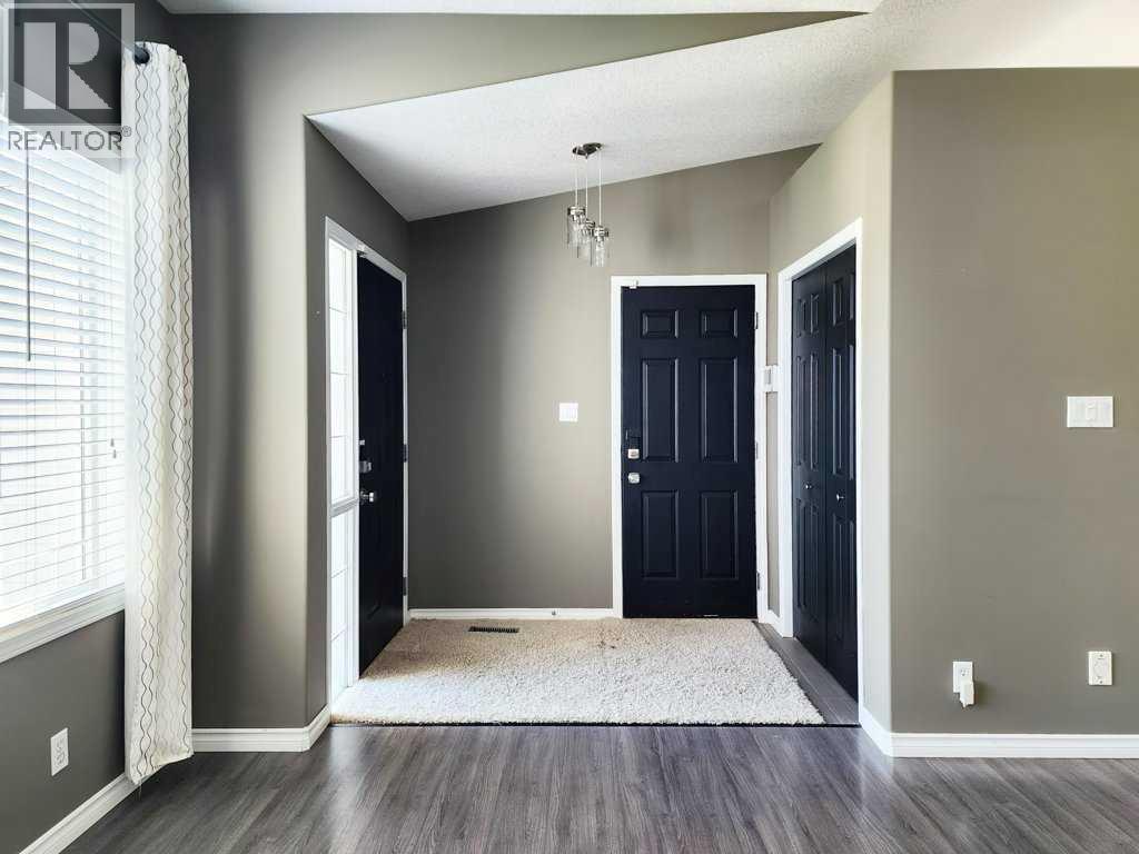 Property at 94 Heritage Court W image 3