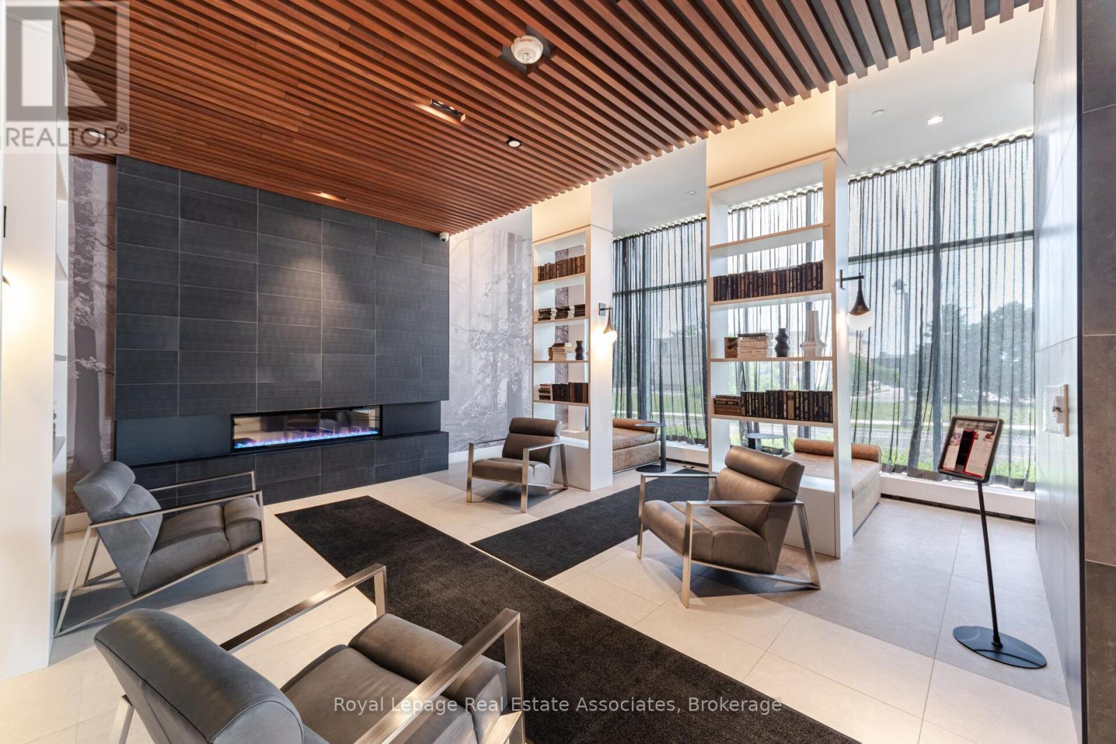 2003 - 297 Oak Walk Drive, Oakville (Ro River Oaks), Ontario  L6H 3R6 - Photo 4 - W12357284