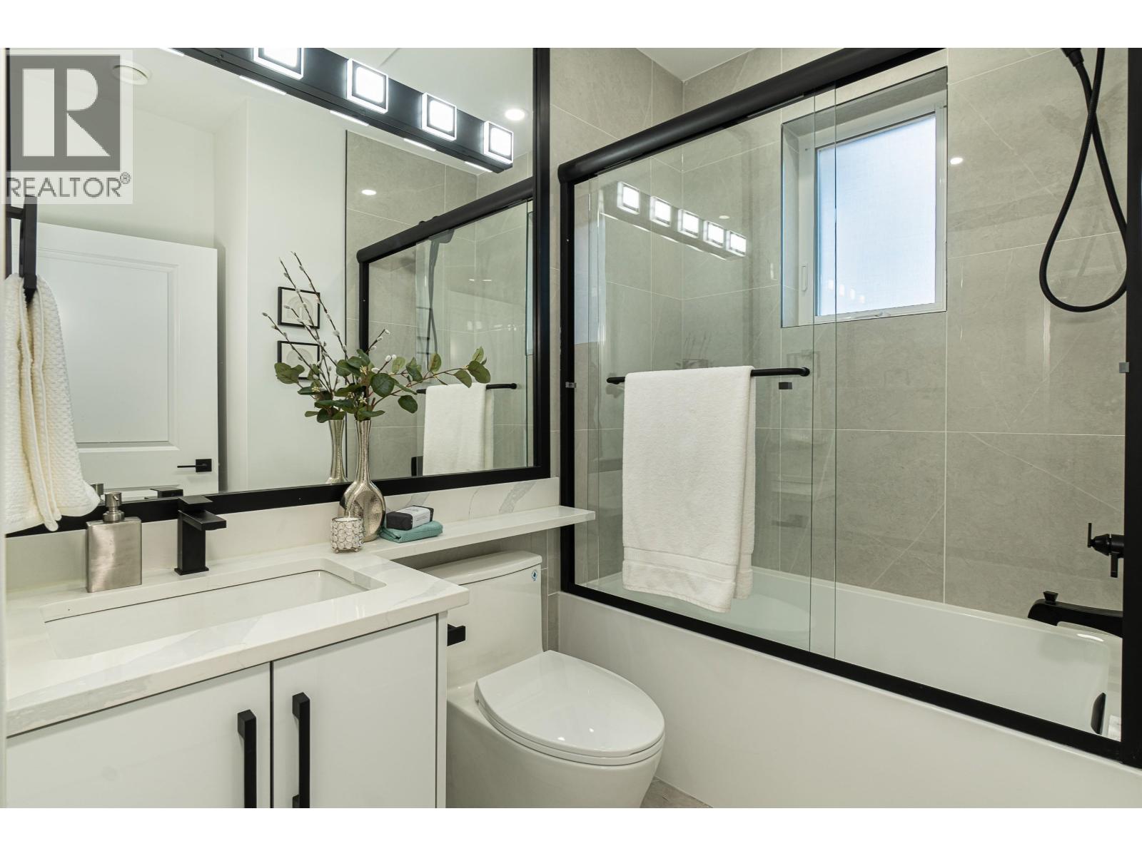 Listing Picture 26 of 38 : 2792 E 49TH AVENUE, Vancouver / 溫哥華 - 魯藝地產 Yvonne Lu Group - MLS Medallion Club Member