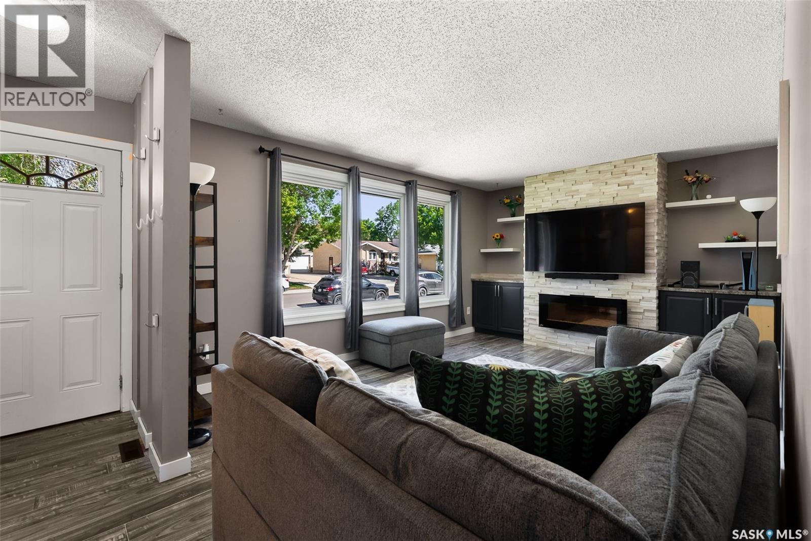114 Mackenzie Crescent, Regina, Saskatchewan  S4N 5G5 - Photo 2 - SK016273