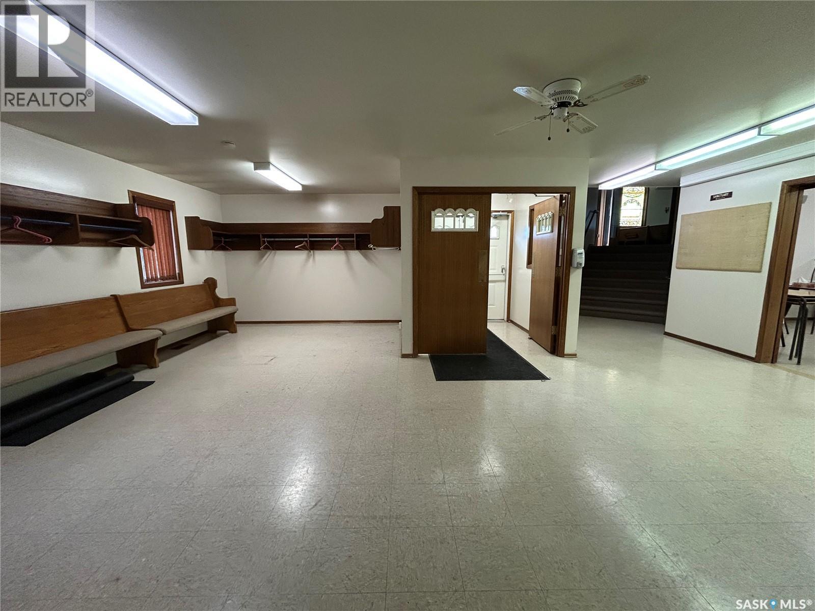 27 Hochelaga Street W, Moose Jaw, Saskatchewan  S6H 2E9 - Photo 2 - SK016145
