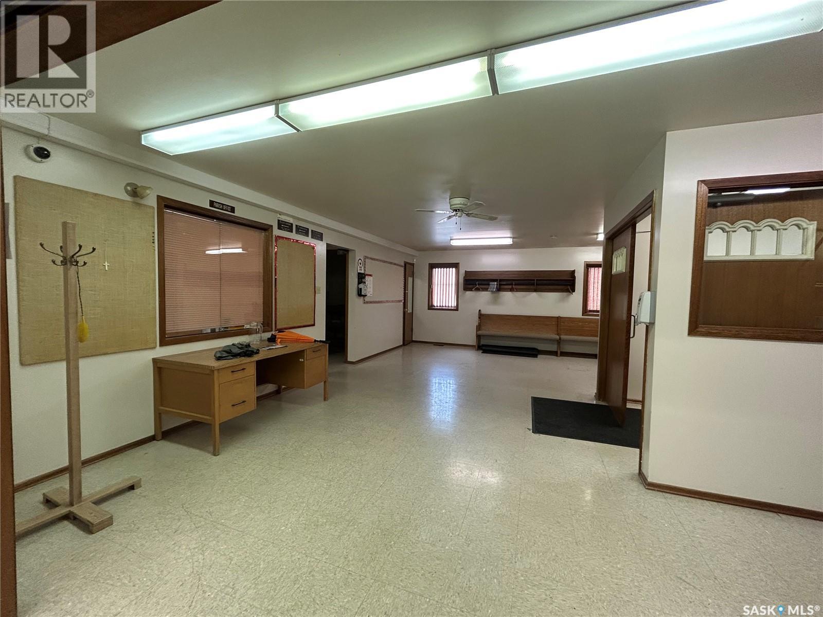 27 Hochelaga Street W, Moose Jaw, Saskatchewan  S6H 2E9 - Photo 3 - SK016145