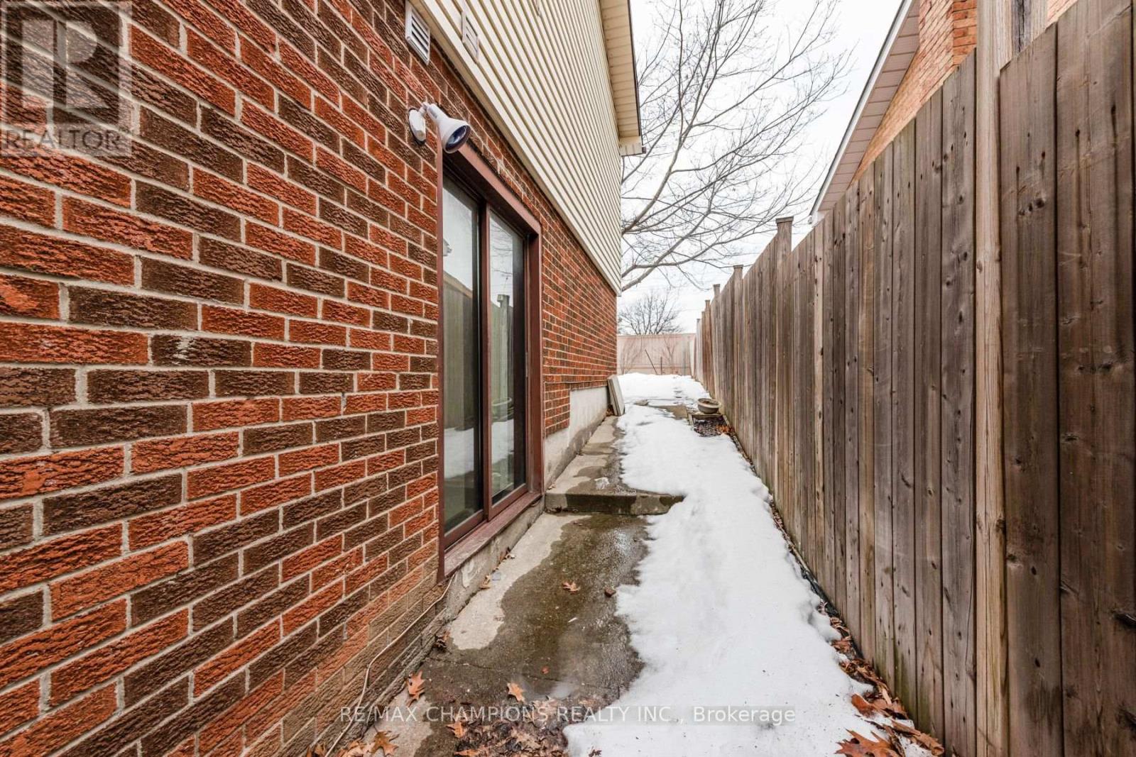 11 Crosswood Lane, Brampton, Ontario  L6V 3M1 - Photo 39 - W12357394