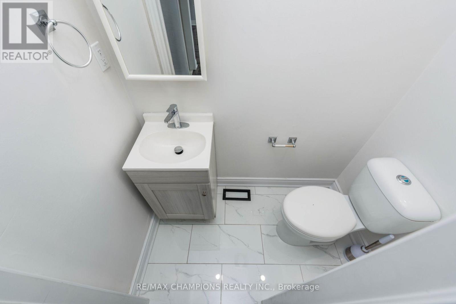 11 Crosswood Lane, Brampton, Ontario  L6V 3M1 - Photo 4 - W12357394