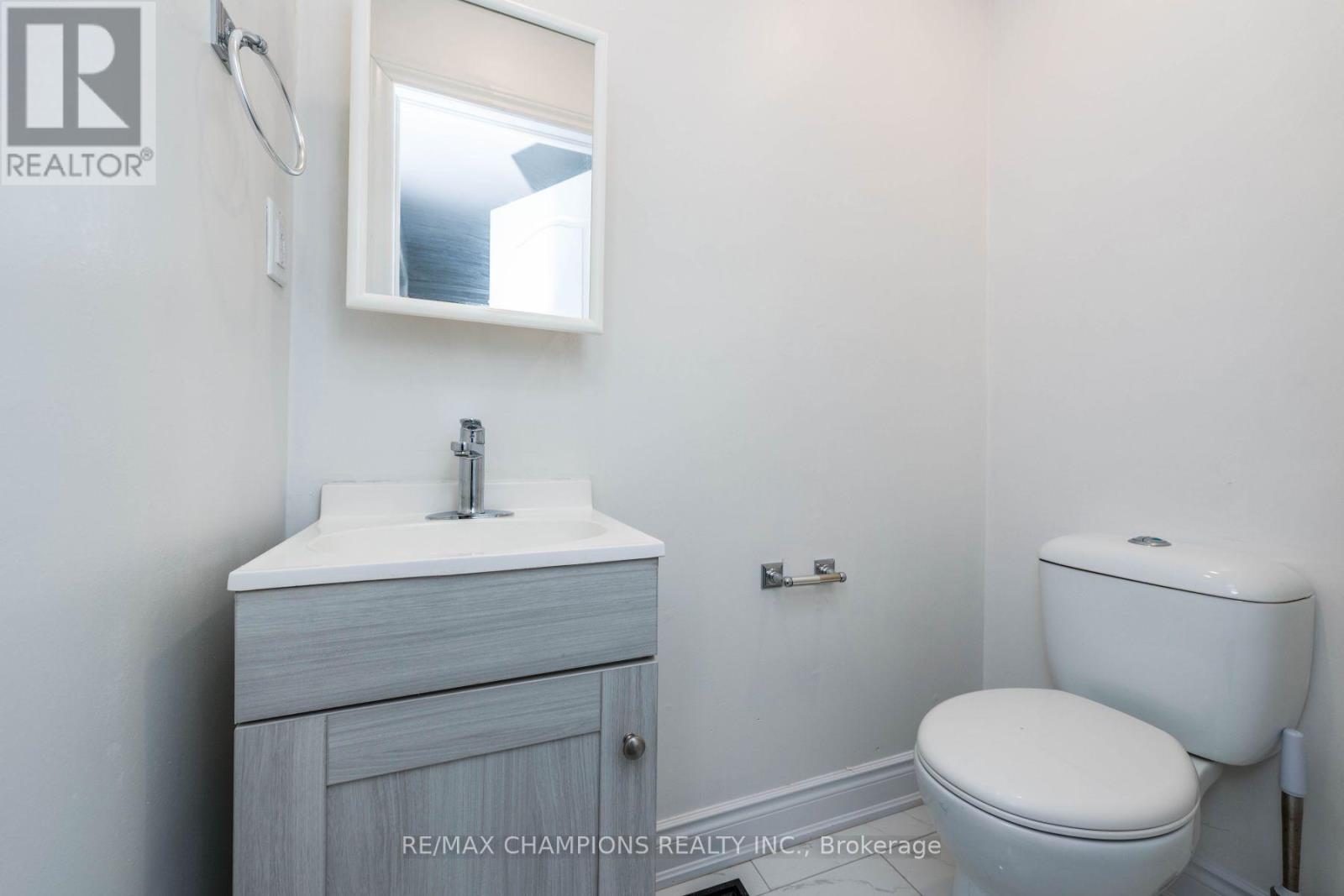 11 Crosswood Lane, Brampton, Ontario  L6V 3M1 - Photo 5 - W12357394