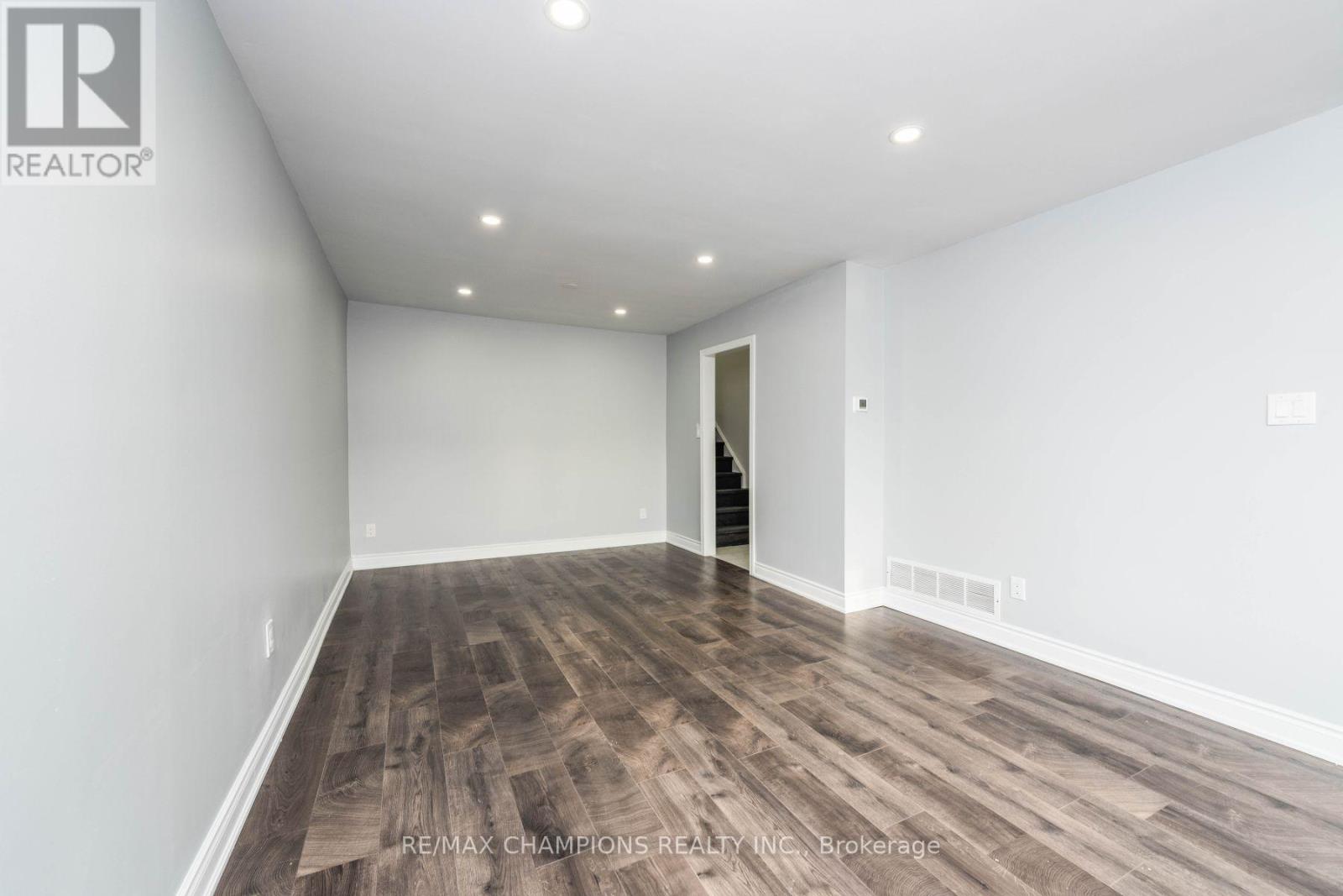 11 Crosswood Lane, Brampton, Ontario  L6V 3M1 - Photo 8 - W12357394
