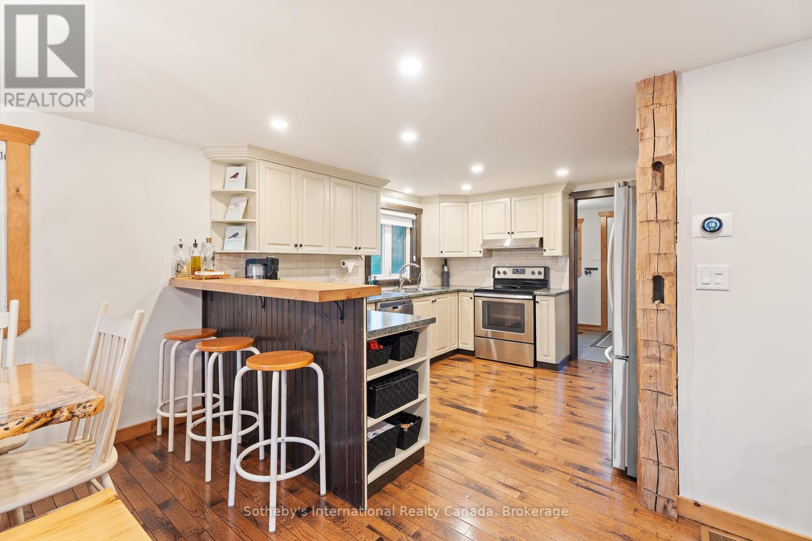 1111 Maplehurst Drive, Lake Of Bays, Ontario  P1H 2J6 - Photo 10 - X12357447