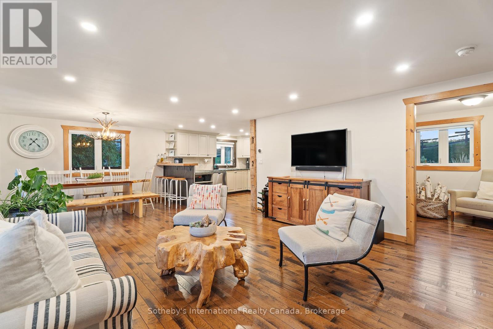 1111 Maplehurst Drive, Lake Of Bays, Ontario  P1H 2J6 - Photo 13 - X12357447