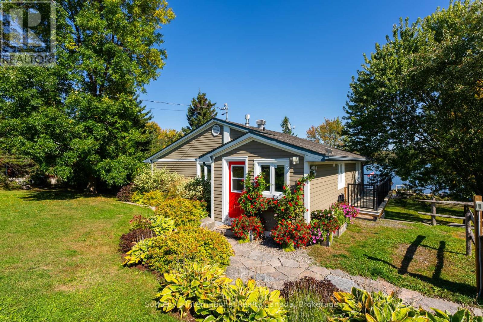 1111 Maplehurst Drive, Lake Of Bays, Ontario  P1H 2J6 - Photo 3 - X12357447