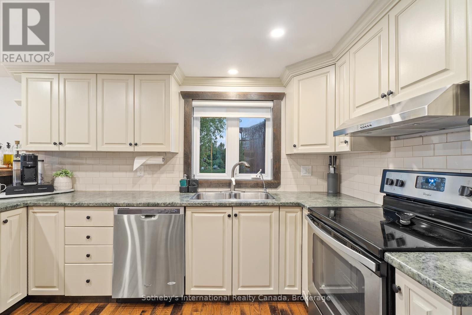 1111 Maplehurst Drive, Lake Of Bays, Ontario  P1H 2J6 - Photo 8 - X12357447