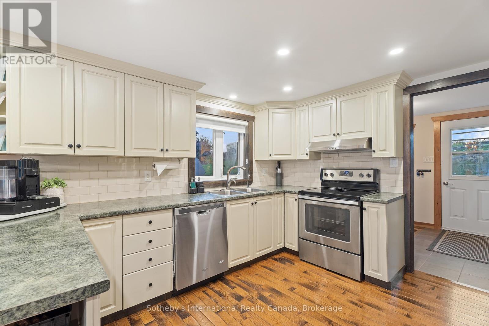 1111 Maplehurst Drive, Lake Of Bays, Ontario  P1H 2J6 - Photo 9 - X12357447