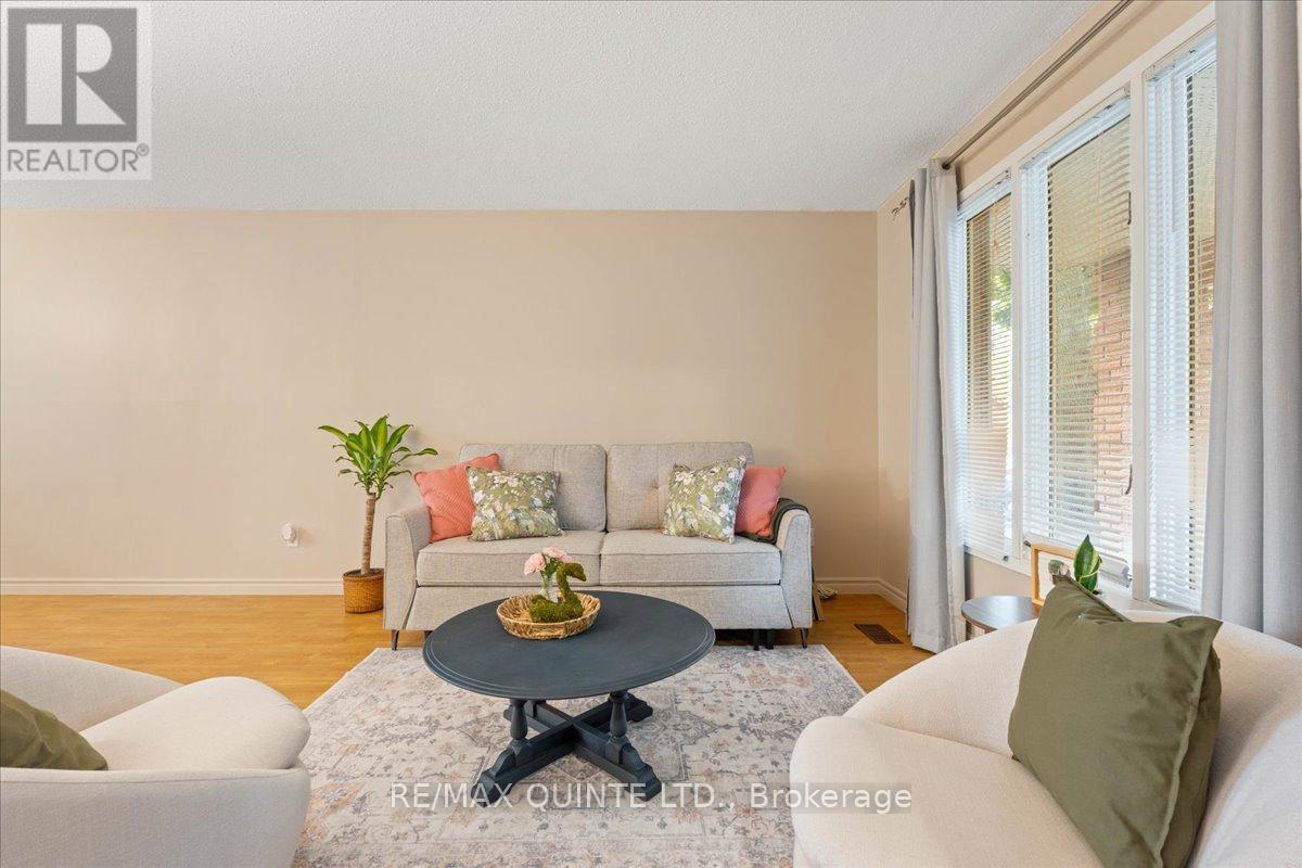 27 Morris Drive, Belleville, Ontario  K8P 5B3 - Photo 7 - X12357539