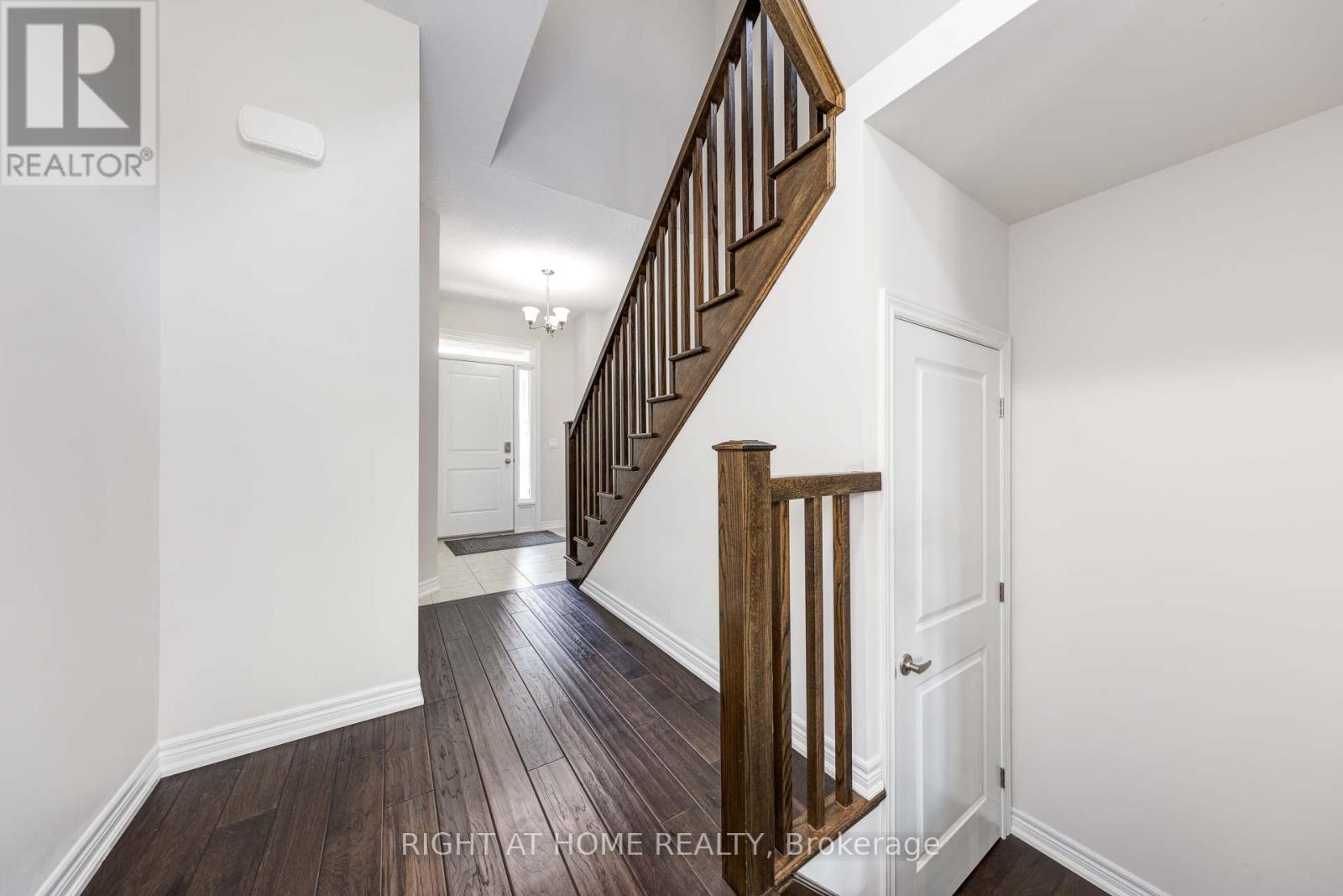 71 Southshore Crescent, Hamilton, Ontario  L8E 0J3 - Photo 4 - X12357482