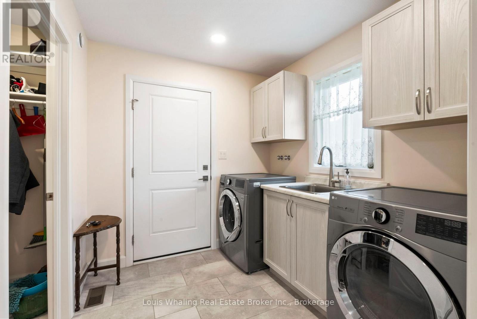 108 12th A Avenue, Hanover, Ontario  N4N 3T8 - Photo 14 - X12357593
