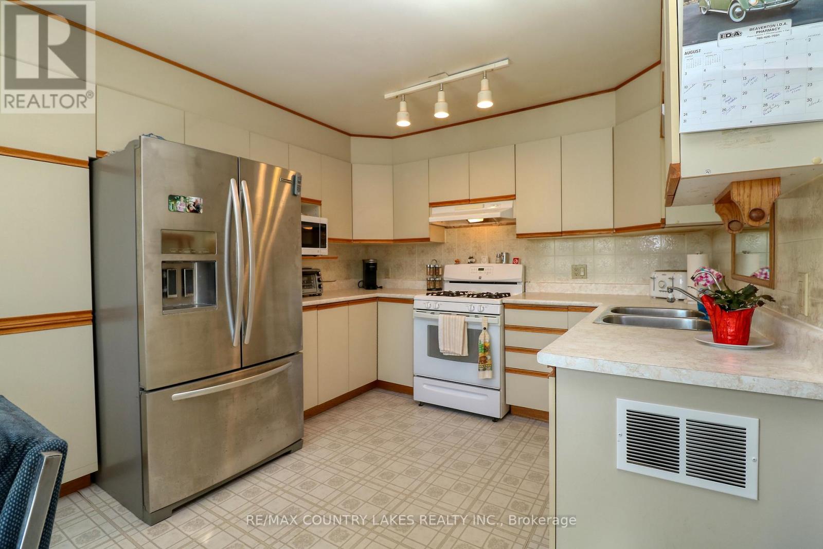 122 Victoria Avenue, Brock, Ontario  L0K 1A0 - Photo 8 - N12357546