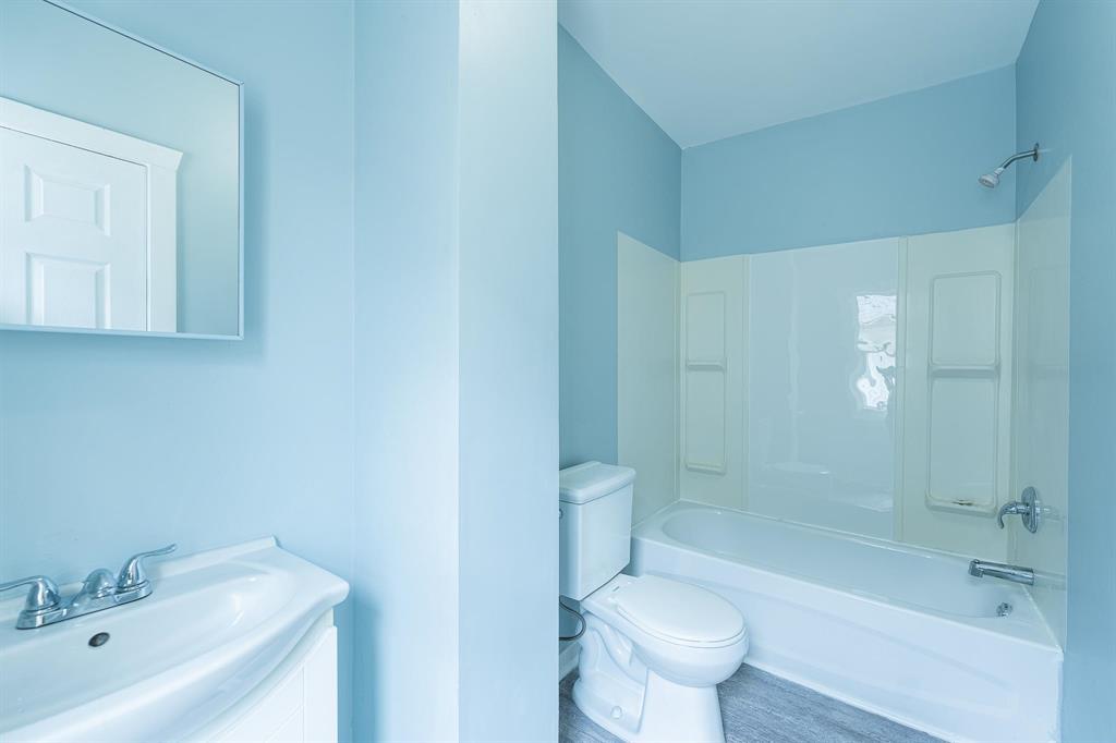 808 Alverstone Street, Winnipeg, Manitoba  R2H 2H2 - Photo 15 - 202520601