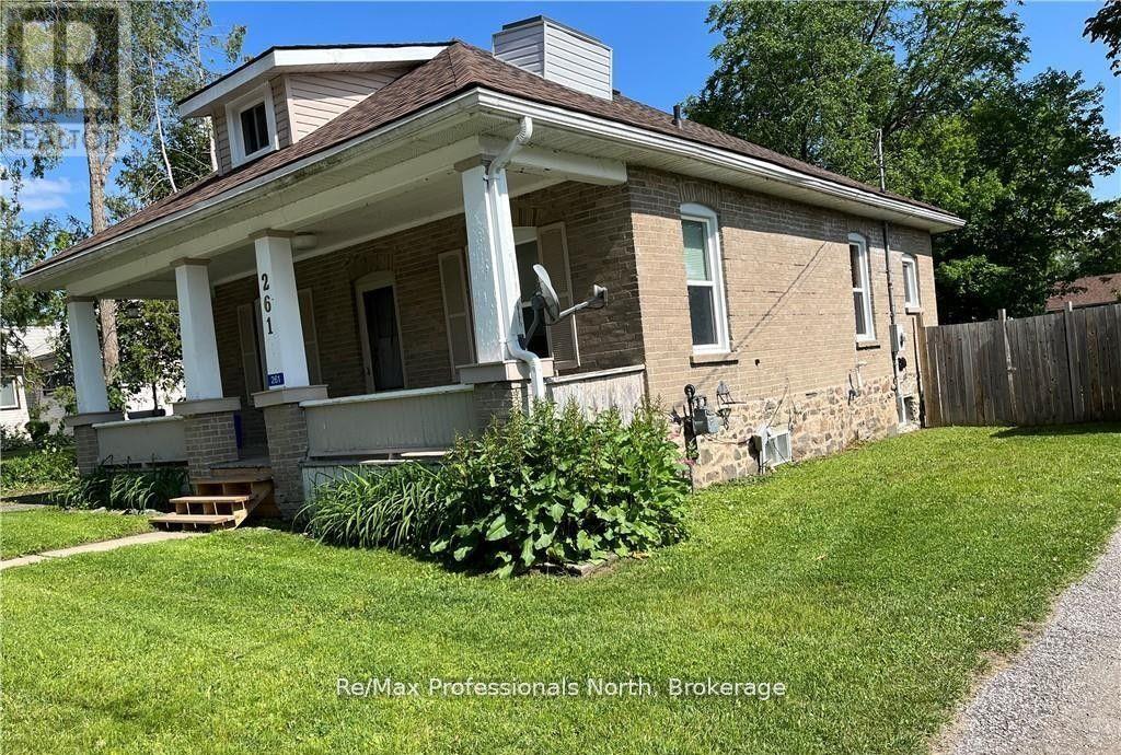 261 Hotchkiss Street, Gravenhurst, Ontario  P1P 1H7 - Photo 4 - X12355827