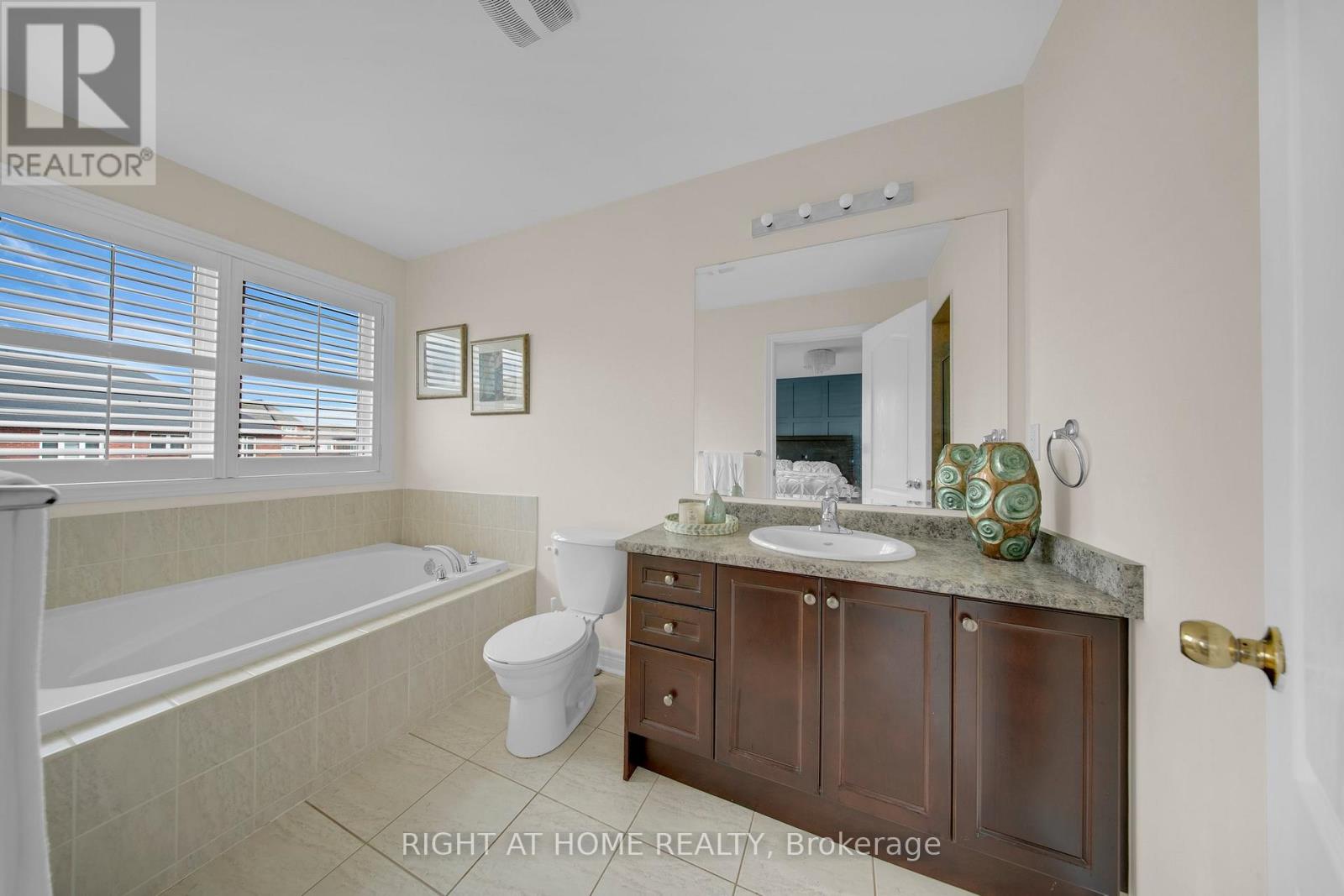 51 Lorenzo Circle, Brampton, Ontario  L6R 3N4 - Photo 22 - W12357554