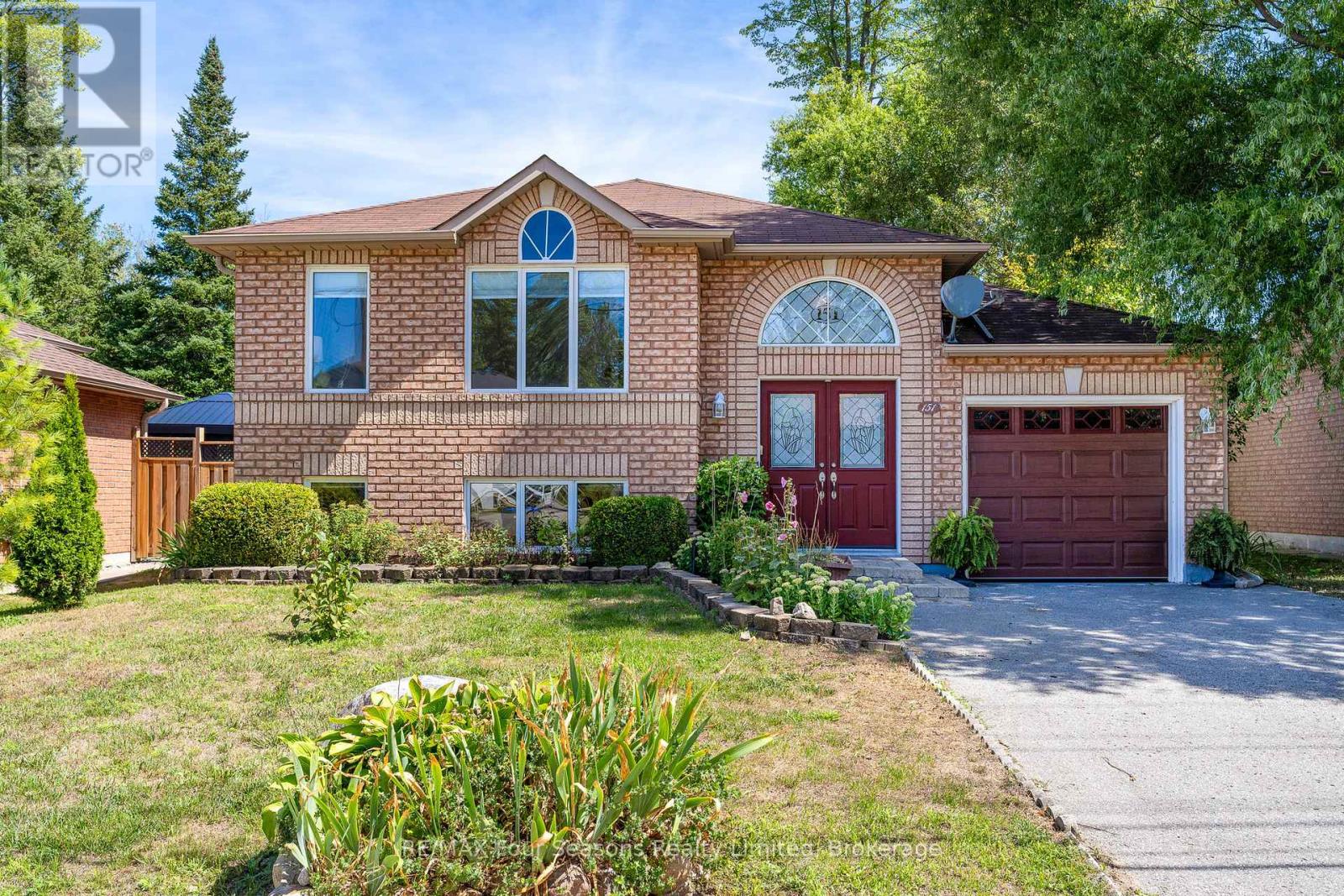 151 58th Street S, Wasaga Beach, Ontario  L9Z 1N9 - Photo 1 - S12357717