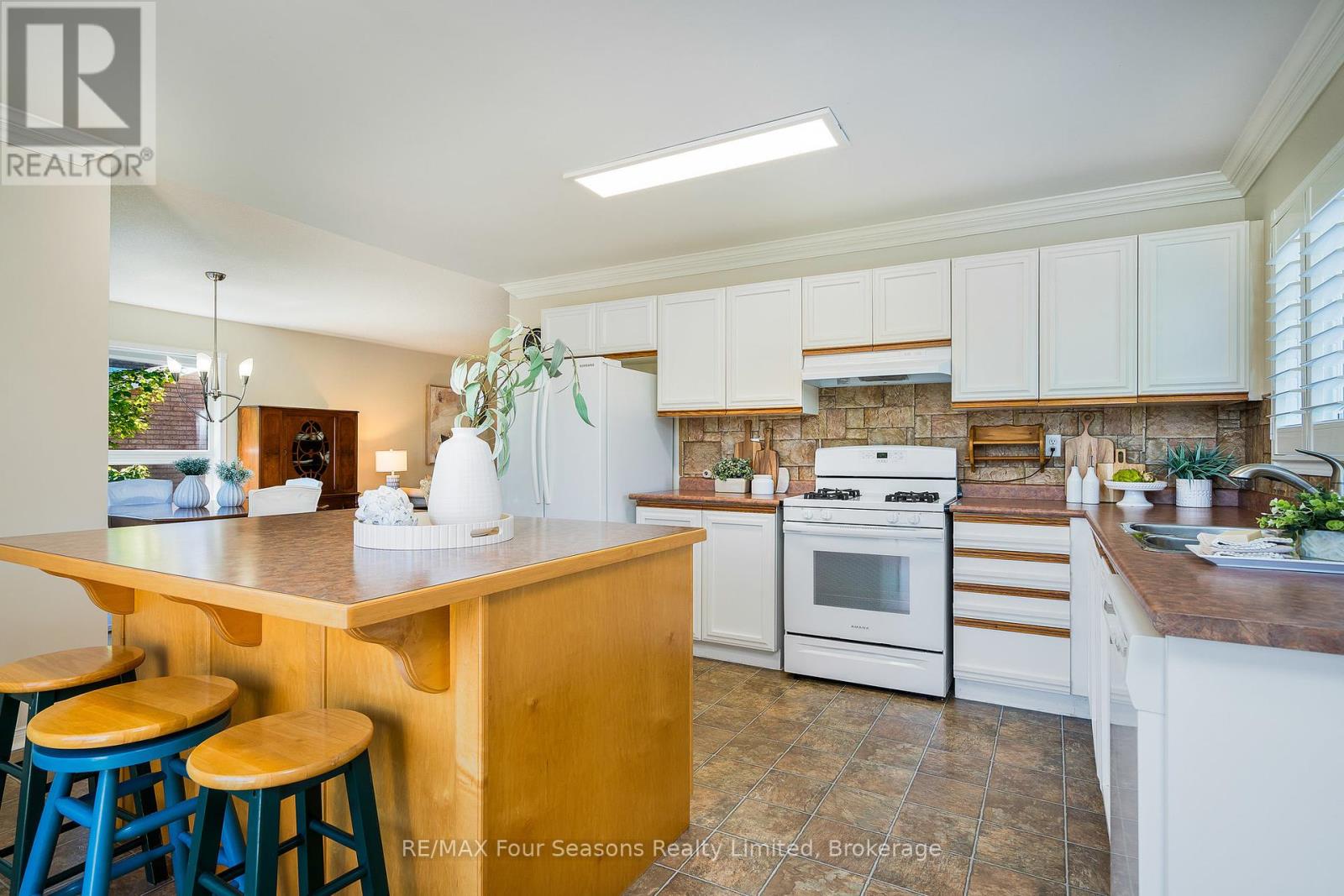 151 58th Street S, Wasaga Beach, Ontario  L9Z 1N9 - Photo 11 - S12357717