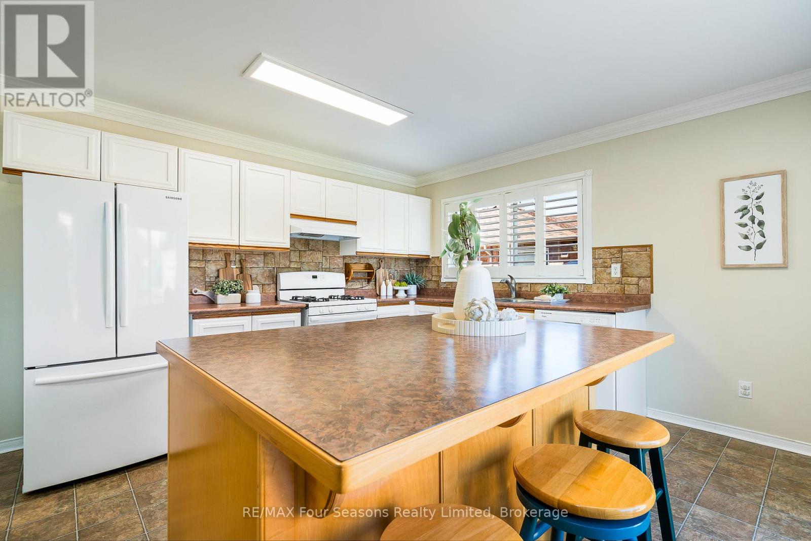 151 58th Street S, Wasaga Beach, Ontario  L9Z 1N9 - Photo 6 - S12357717