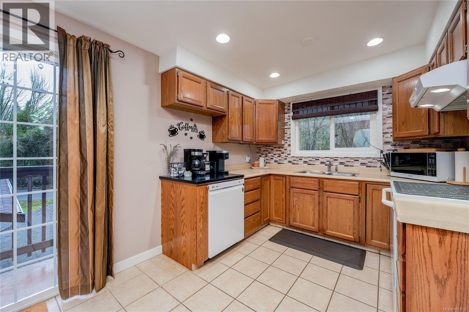 Property at 5787 Woodlands Rd image 5
