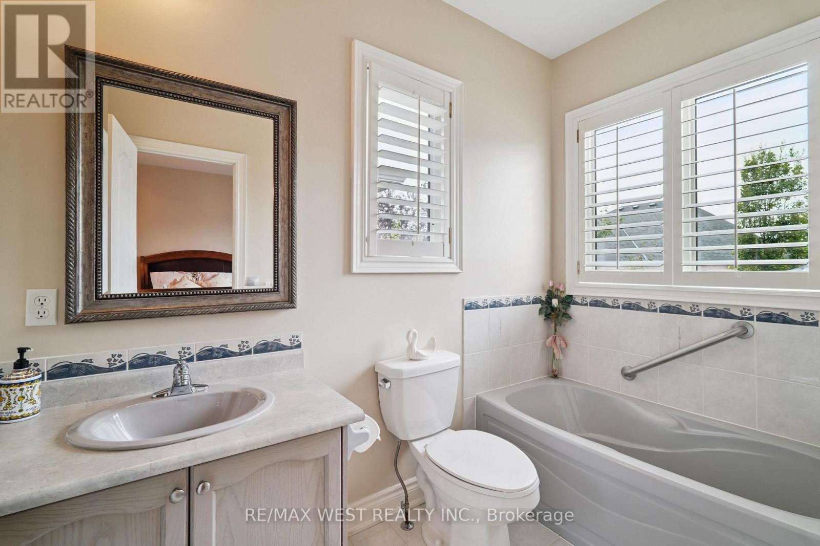 133 Cupola Crescent, Vaughan, Ontario  L4H 3G1 - Photo 9 - N12357705