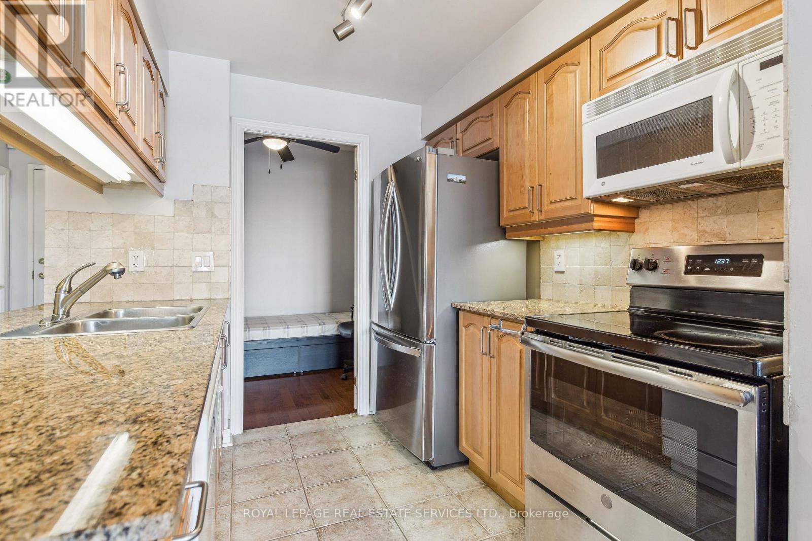 Ph2 - 40 Old Mill Road, Oakville, Ontario  L6J 7W2 - Photo 10 - W12357597