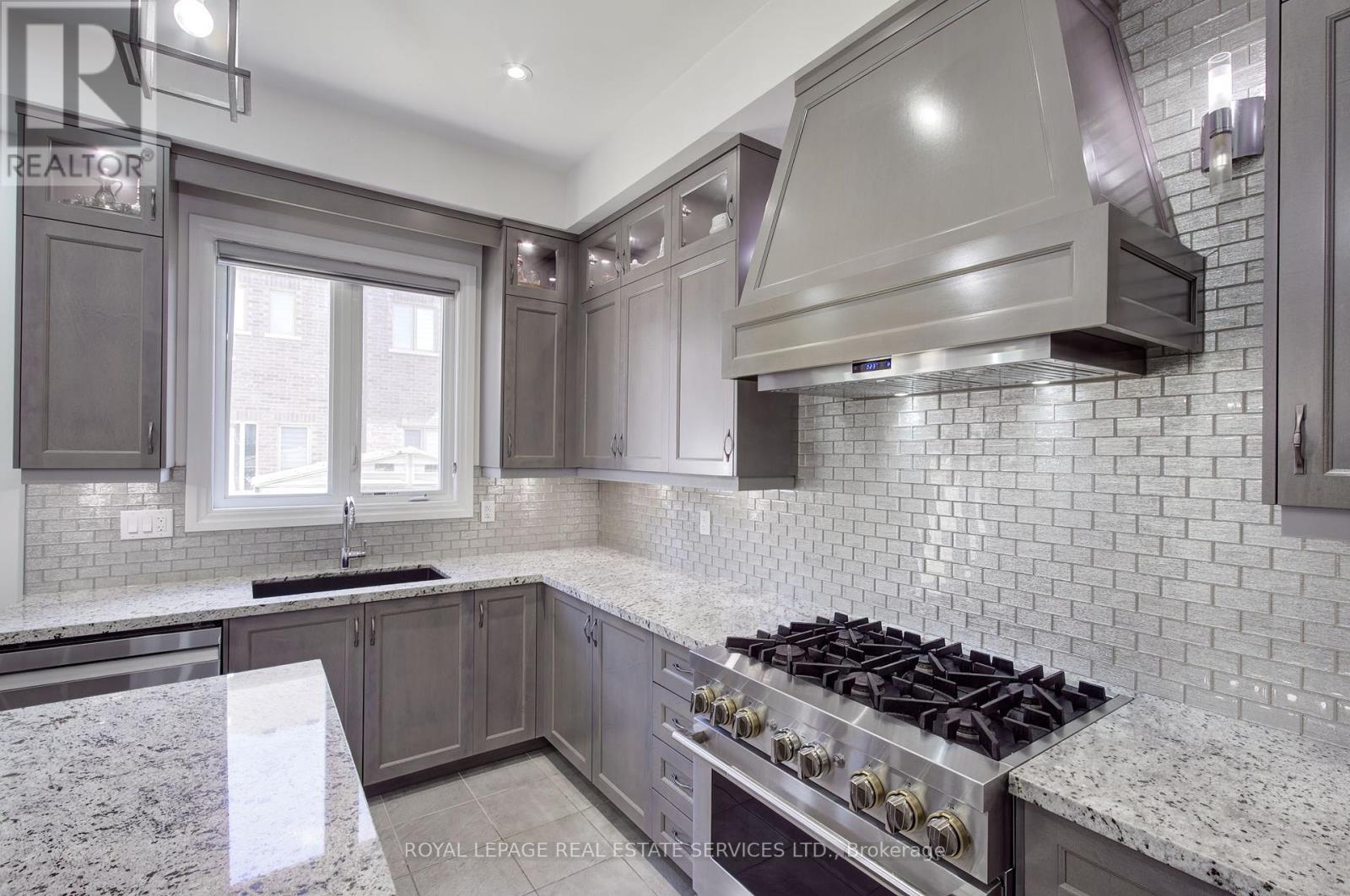48 Viva Gardens, Oakville, Ontario  L6H 0Z1 - Photo 10 - W12357615