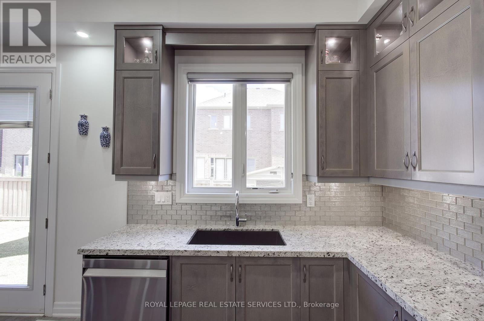 48 Viva Gardens, Oakville, Ontario  L6H 0Z1 - Photo 11 - W12357615