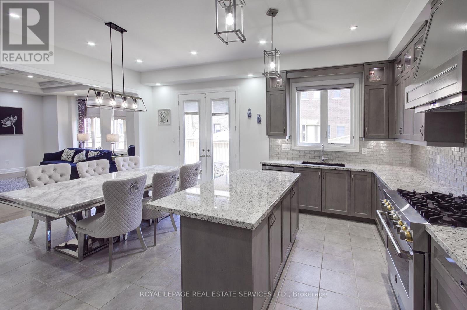 48 Viva Gardens, Oakville, Ontario  L6H 0Z1 - Photo 12 - W12357615