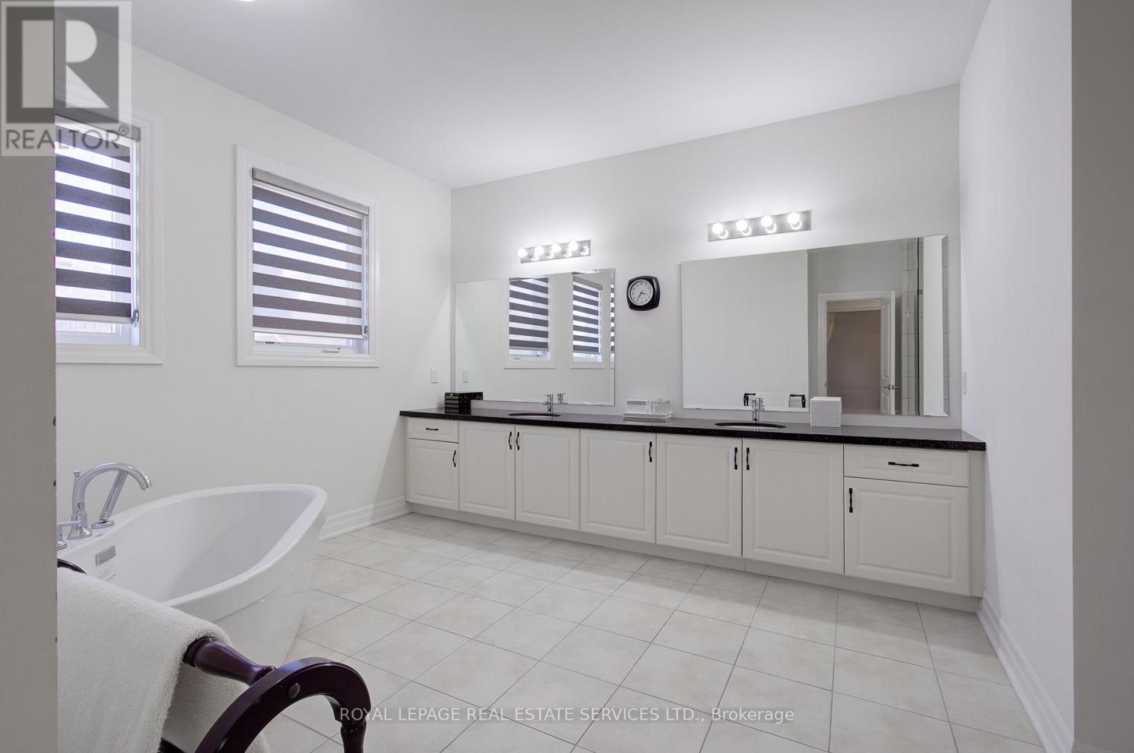 48 Viva Gardens, Oakville, Ontario  L6H 0Z1 - Photo 20 - W12357615