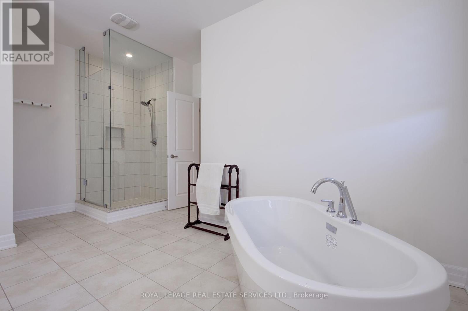 48 Viva Gardens, Oakville, Ontario  L6H 0Z1 - Photo 21 - W12357615