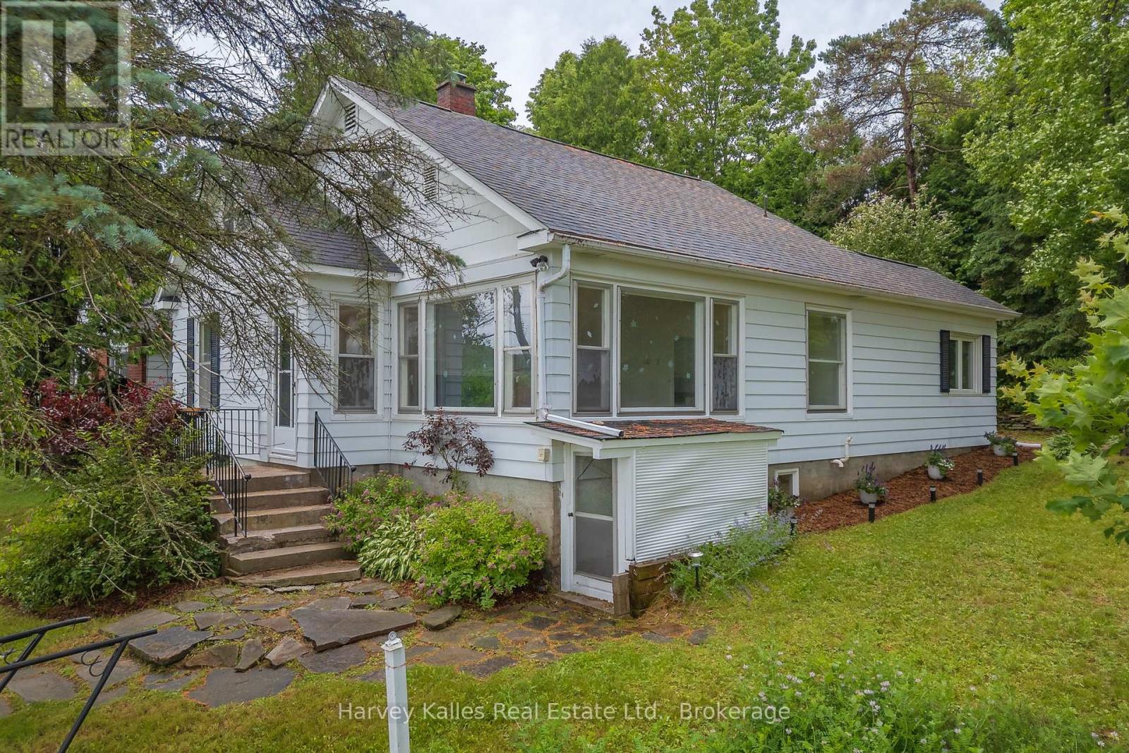 16 Manominee Street, Huntsville, Ontario  P1H 1H2 - Photo 1 - X12357735